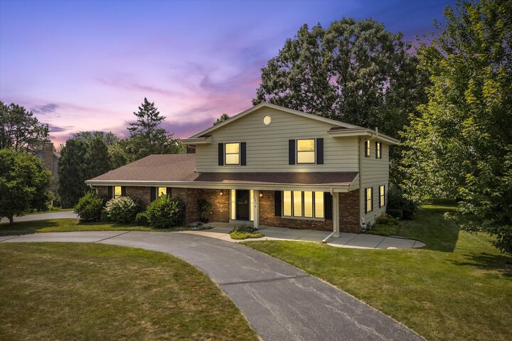 21375 Woodchuck Ln  Brookfield WI 53045 photo