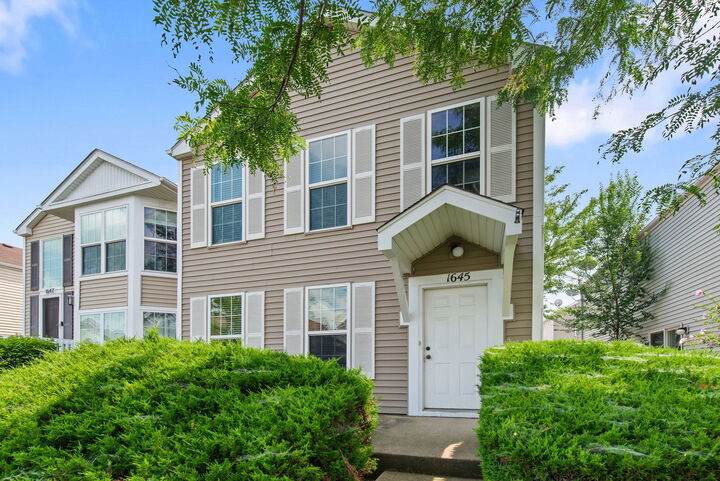 Property Photo:  1645 Victoria Park Circle 1645  IL 60504 