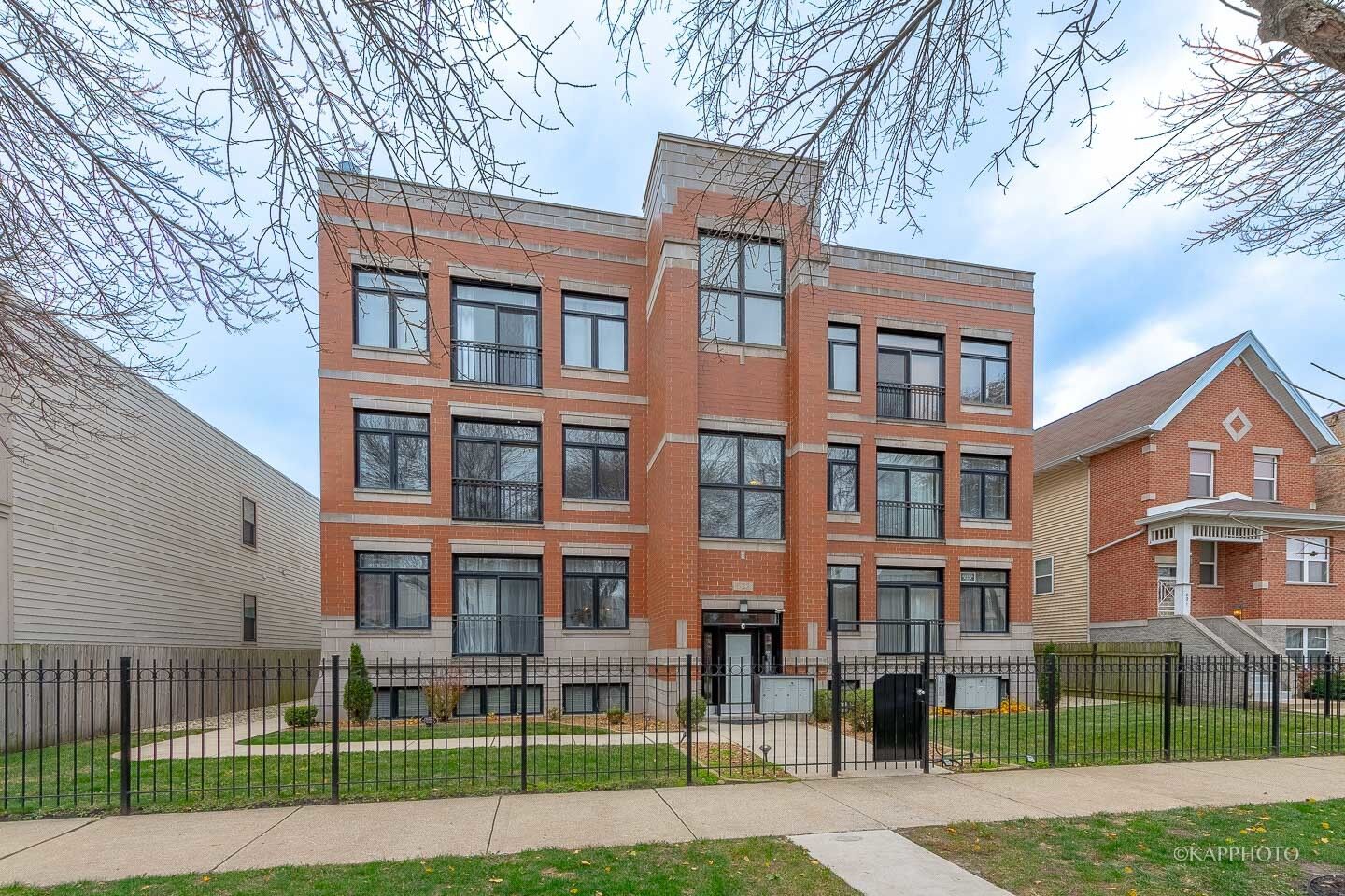 Property Photo: 633 E Bowen Avenue 2E IL 60653