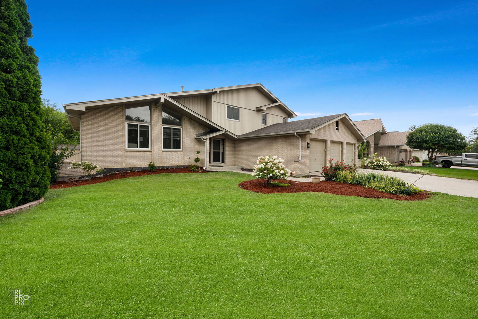 Property Photo: 17231 Brookgate Drive IL 60467