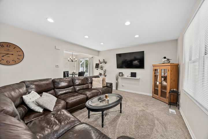 Property Photo: 209 Amherst Court C IL 60108