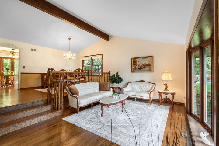 Property Photo:  2011 E Canterbury Drive  IL 60004 