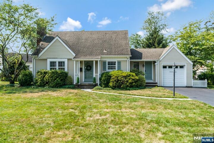 Property Photo:  316 Birch Parkway  NJ 07481 