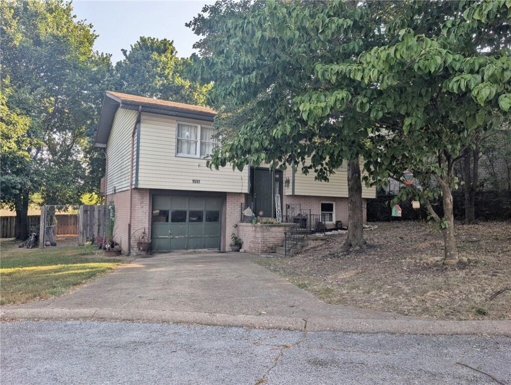 Property Photo: 1517 Summerhill Court AR 72601