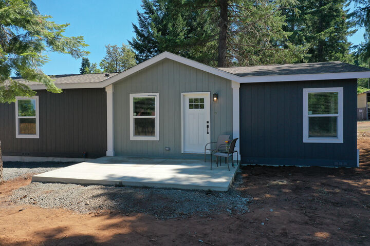 Property Photo:  855 Redwood Avenue  OR 97522 