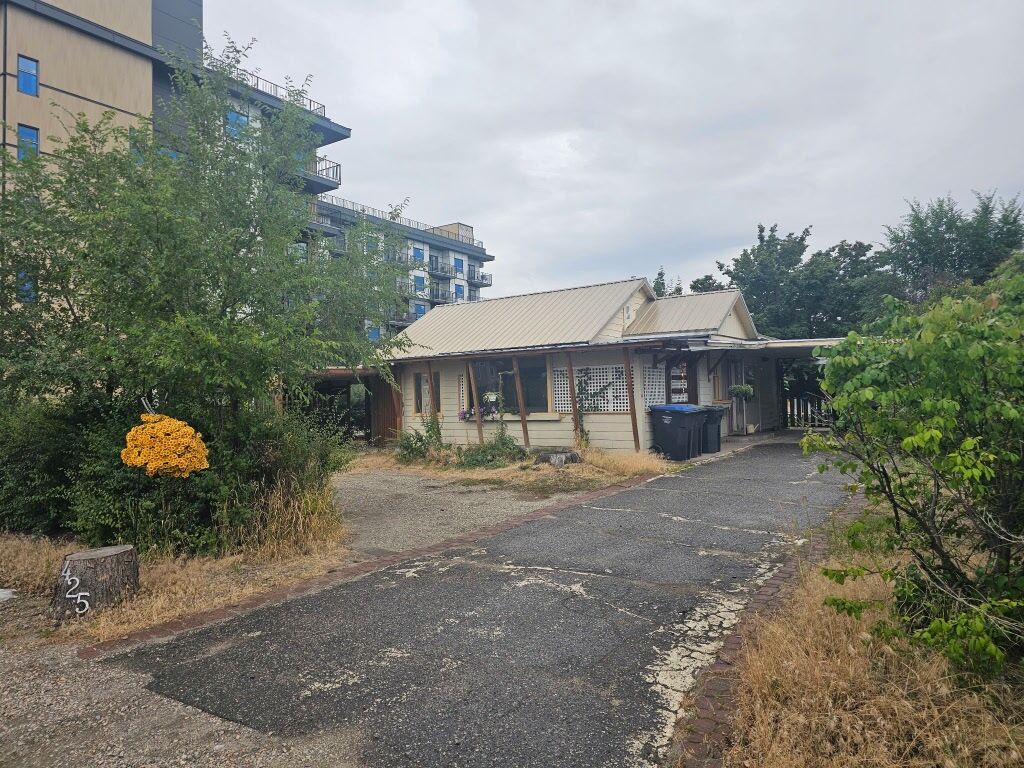 Property Photo: 425 Leathead Road BC V1X 2J3