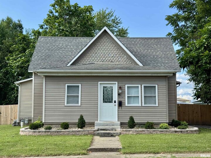 1004 W Chesnut Street  Marion IL 62959 photo