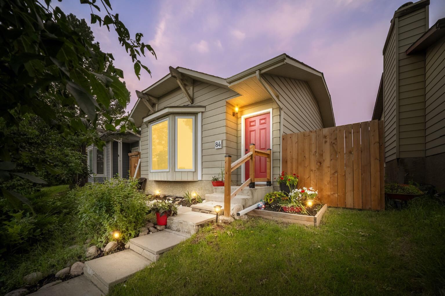 Property Photo:  84 Rivervalley Drive SE  AB T2C 3K5 