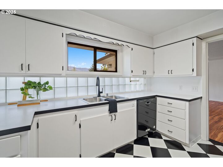 Property Photo: 402 Skelton Rd WA 98648