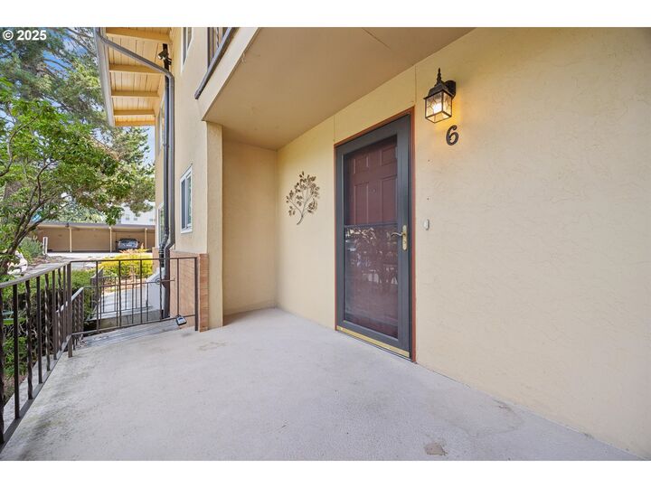 Property Photo:  1400 SE Lava Dr 6  OR 97222 
