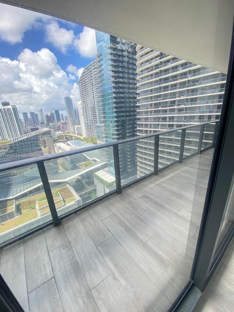 Property Photo:  45 SW 9th St 2510  FL 33130 