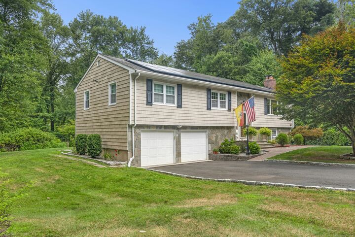 Property Photo:  40 Winthrop Place  CT 06468 