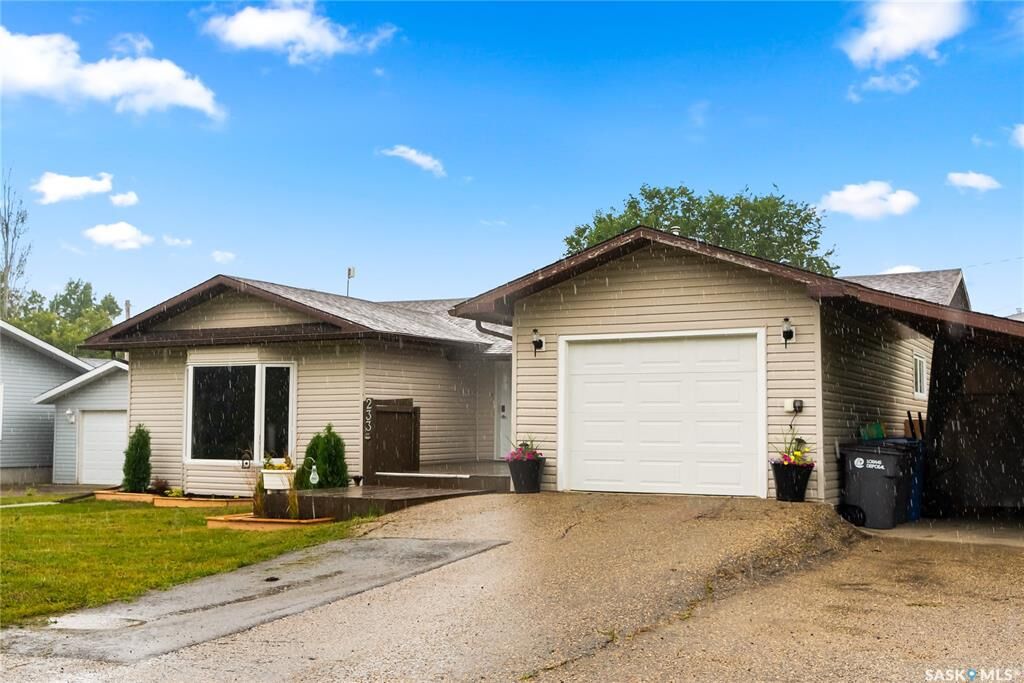 Property Photo:  233 6th Street  SK S0G 3L0 