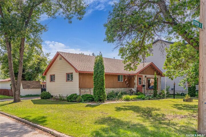 Property Photo:  923 Osborne Street  SK S7K 0Y6 