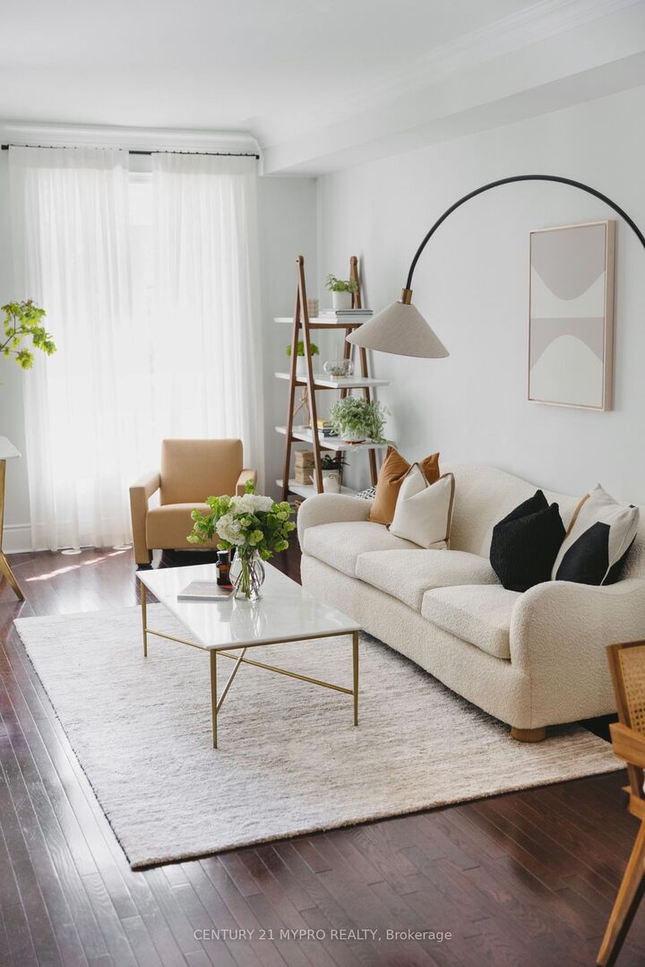 Photo de la propriété: 10 Clairtrell Road ON M2N 5J6