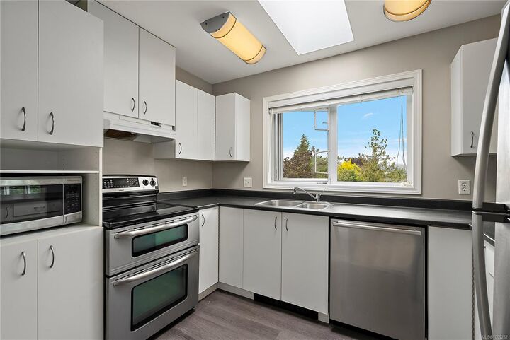 Property Photo: 3230 Glasgow Ave 403 BC V8X 1M2