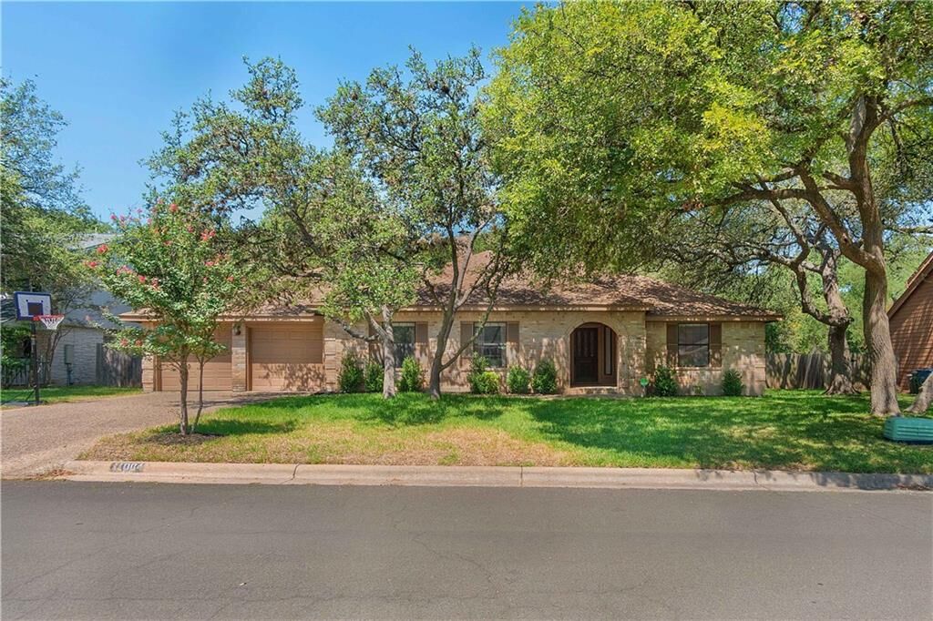 Property Photo: 11004 Chateau Hill TX 78750