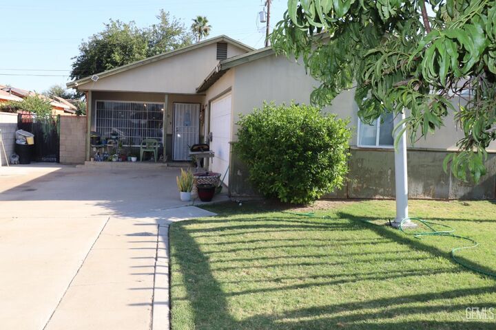 Property Photo:  208 Churchill Drive  CA 93307 