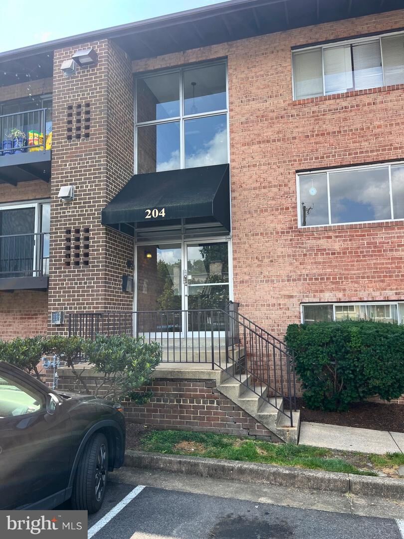 Property Photo: 204 E Mason Avenue 201 VA 22301