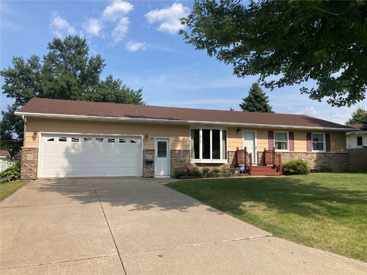 1402 H Avenue  Vinton IA 52349 photo