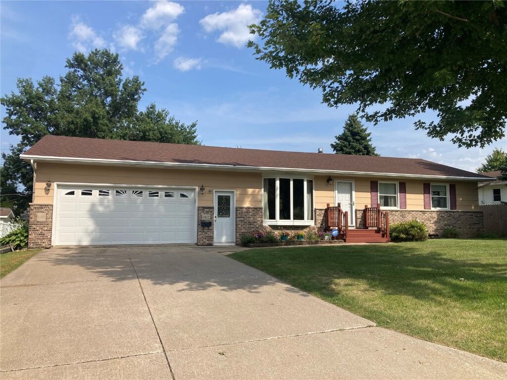 Property Photo: 1402 H Avenue IA 52349