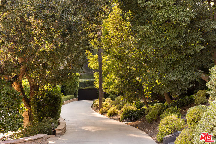 Property Photo:  3818 Hollyline Ave  CA 91423 