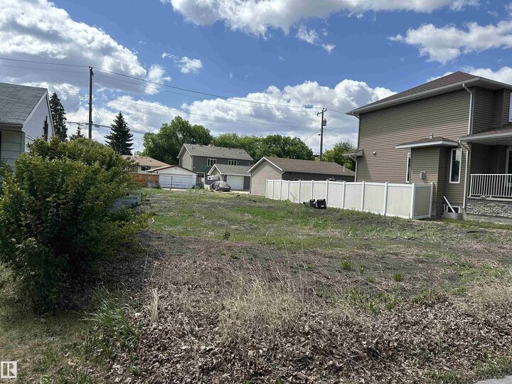 Photo de la propriété:  8527 77 Avenue NW  AB T6C 0L5 
