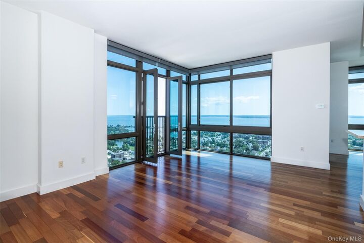 Property Photo: 175 Huguenot Street Ph 701 NY 10801