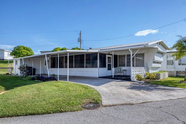 Property Photo: 4220 12th Street Court E FL 34222