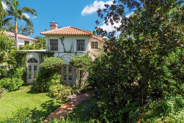 Property Photo: 457 Woodland Drive FL 34234