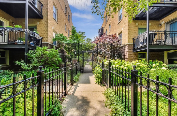 Property Photo: 4720 N Beacon Street 2N IL 60640