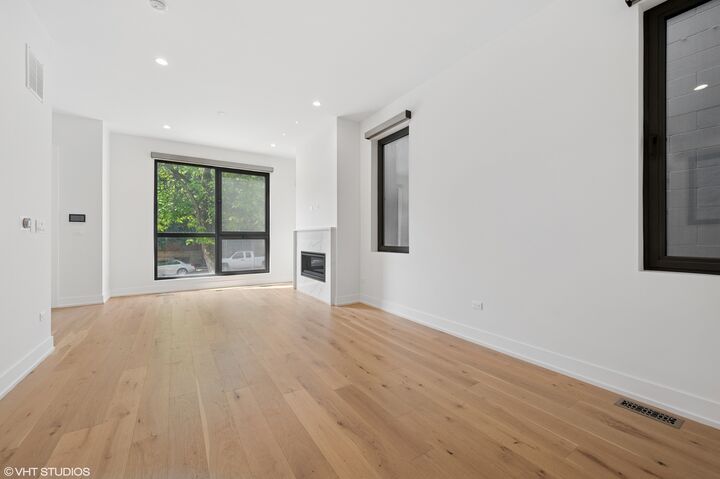 Property Photo:  1530 W Ohio Street  IL 60642 