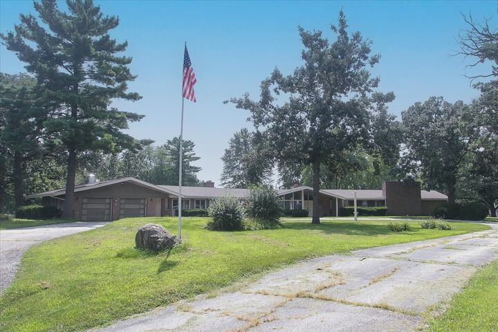 Property Photo:  701 W Stearns Road  IL 60103 