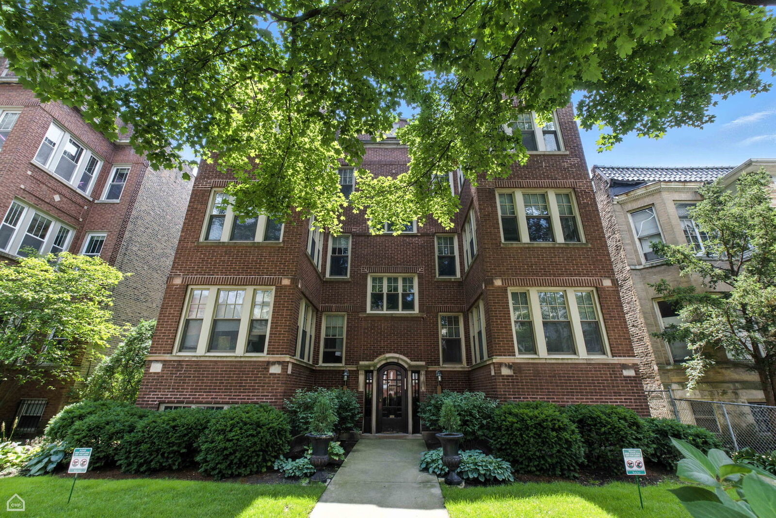 Property Photo:  1233 W Winnemac Avenue 1W  IL 60640 