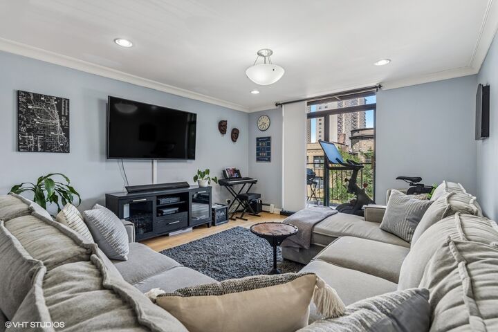 Property Photo: 3900 N Pine Grove Avenue 409 IL 60613