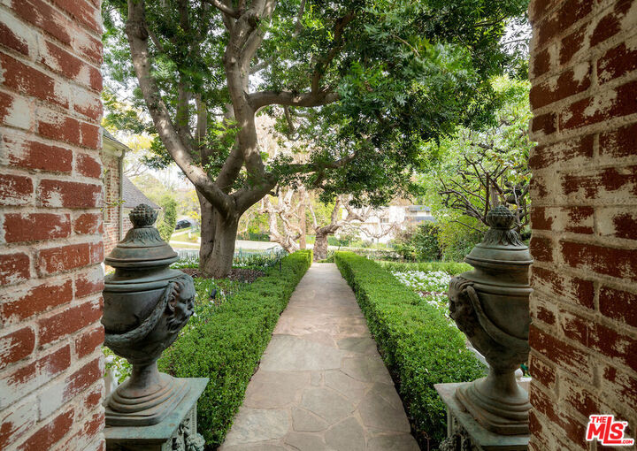 Property Photo:  601 Woodruff Avenue  CA 90024 