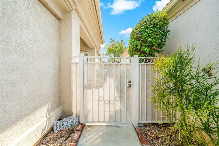 Property Photo:  39950 Corte Calanova  CA 92562 