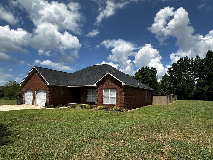 Property Photo: 52 Braden Cv AL 35652