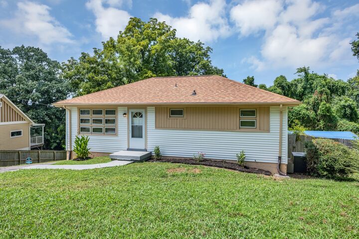 Property Photo: 2209 Maplecrest Dr TN 37214