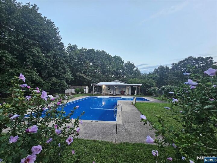 Property Photo:  520 Newark Pompton Turnpike 300  NJ 07444 