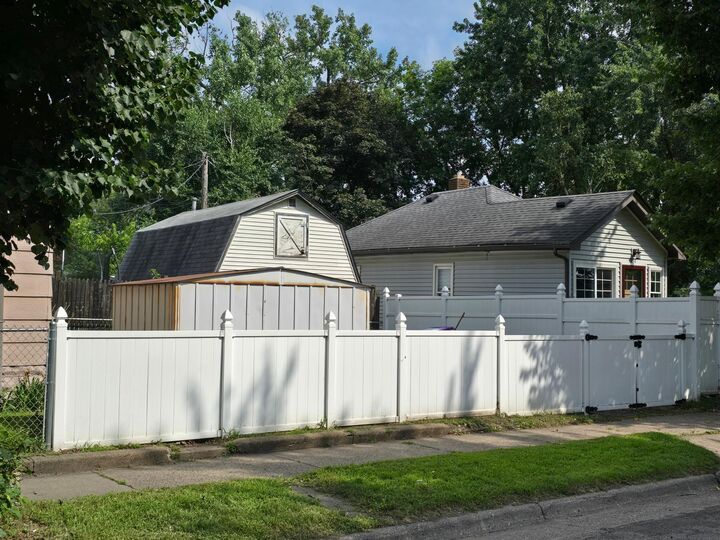 Property Photo:  1076 Hatch Avenue  MN 55103 