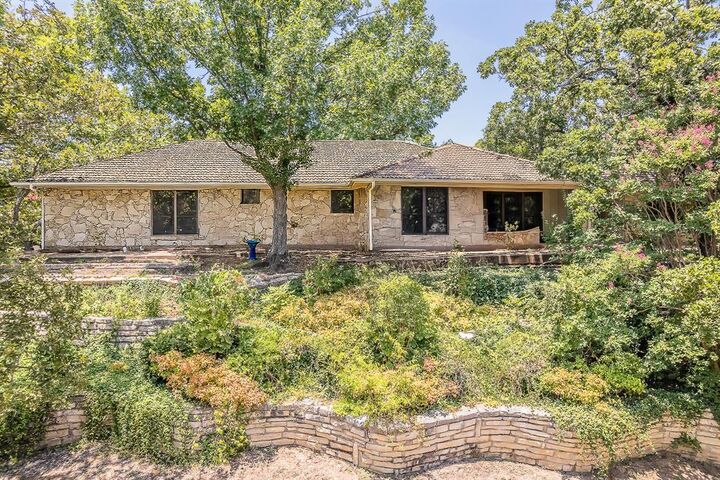 Property Photo: 2406 Drawbridge Drive TX 76012