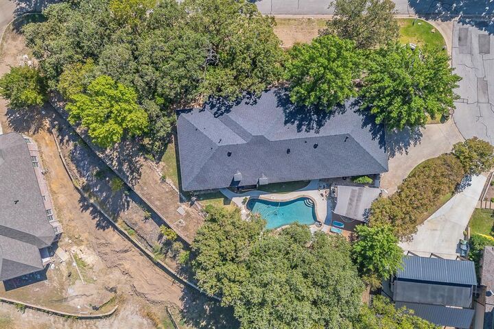 Property Photo: 2406 Drawbridge Drive TX 76012