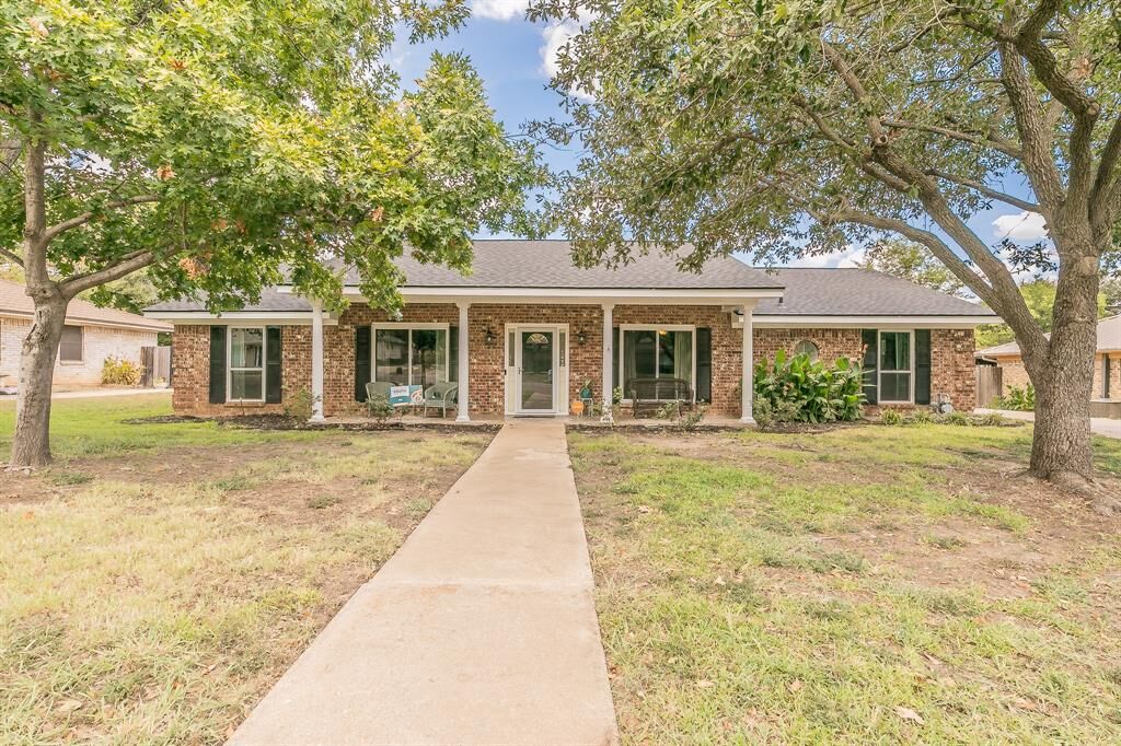 Property Photo: 1416 Wade Drive TX 76022