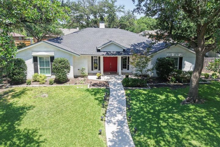 Property Photo: 2801 Elmcrest Circle TX 75075