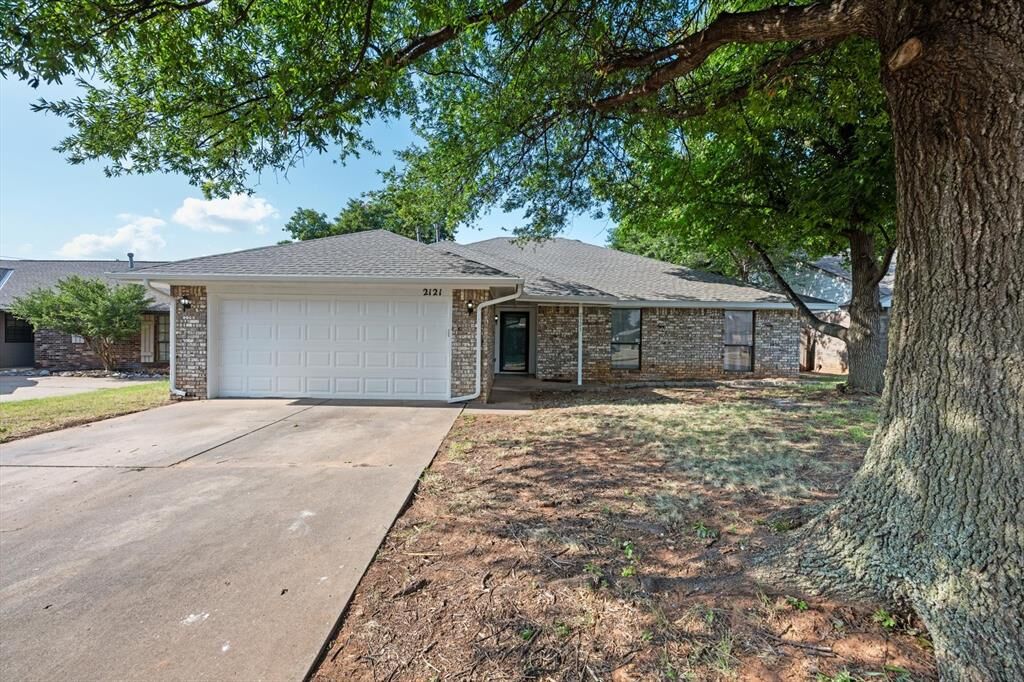 Property Photo:  2121 Shamrock Drive  OK 73003 