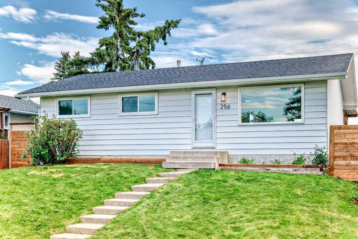 Property Photo:  256 Penbrooke Close SE  AB T2A 3P1 
