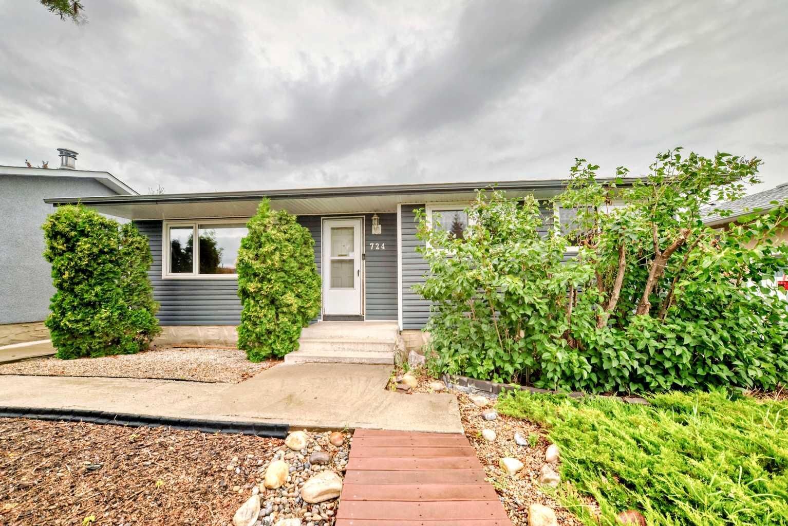 Property Photo:  724 Pinecliff Road NE  AB T1Y 3X1 