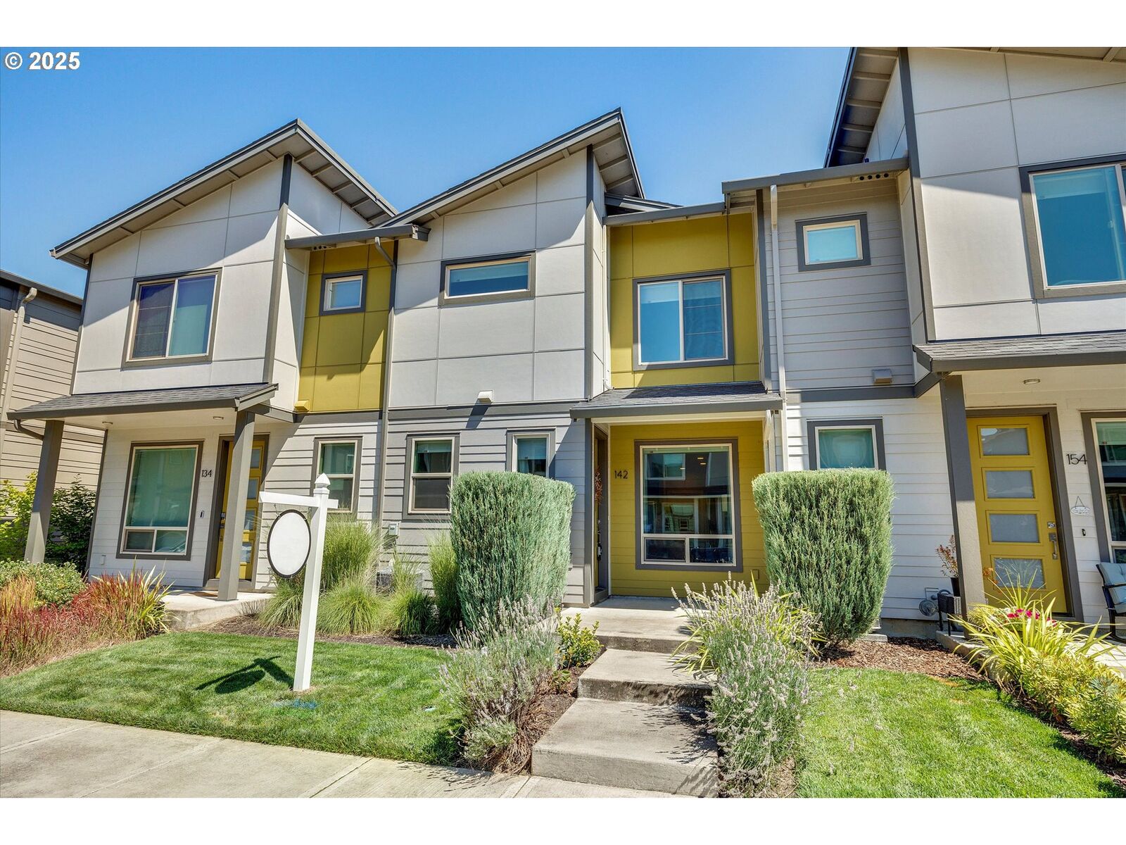 Property Photo:  142 SW Lancaster Ct  OR 97060 