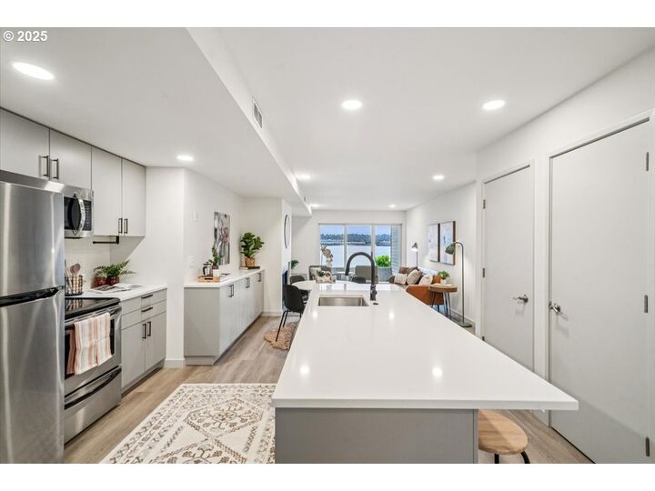 Property Photo: 87 N Hayden Bay Dr OR 97217